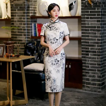 Елегантна китайското женствена рокля Ципао с къс ръкав и копчета и ръчно изработени жаккардового сатен с яка-ботуш и принтом
