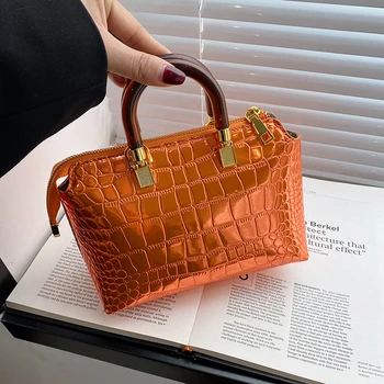 Лятна чанта на известната марка 2023 с дървена дръжка, дизайнерски плиссированная чанта-миди за жени, клатч, портмоне, Чанта през рамо, дълга презрамка